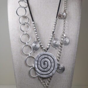 Collar Doble Con Espirales Y Circulos