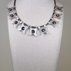 Collar De Escudos Con Piedra Gris (Doble Vista)